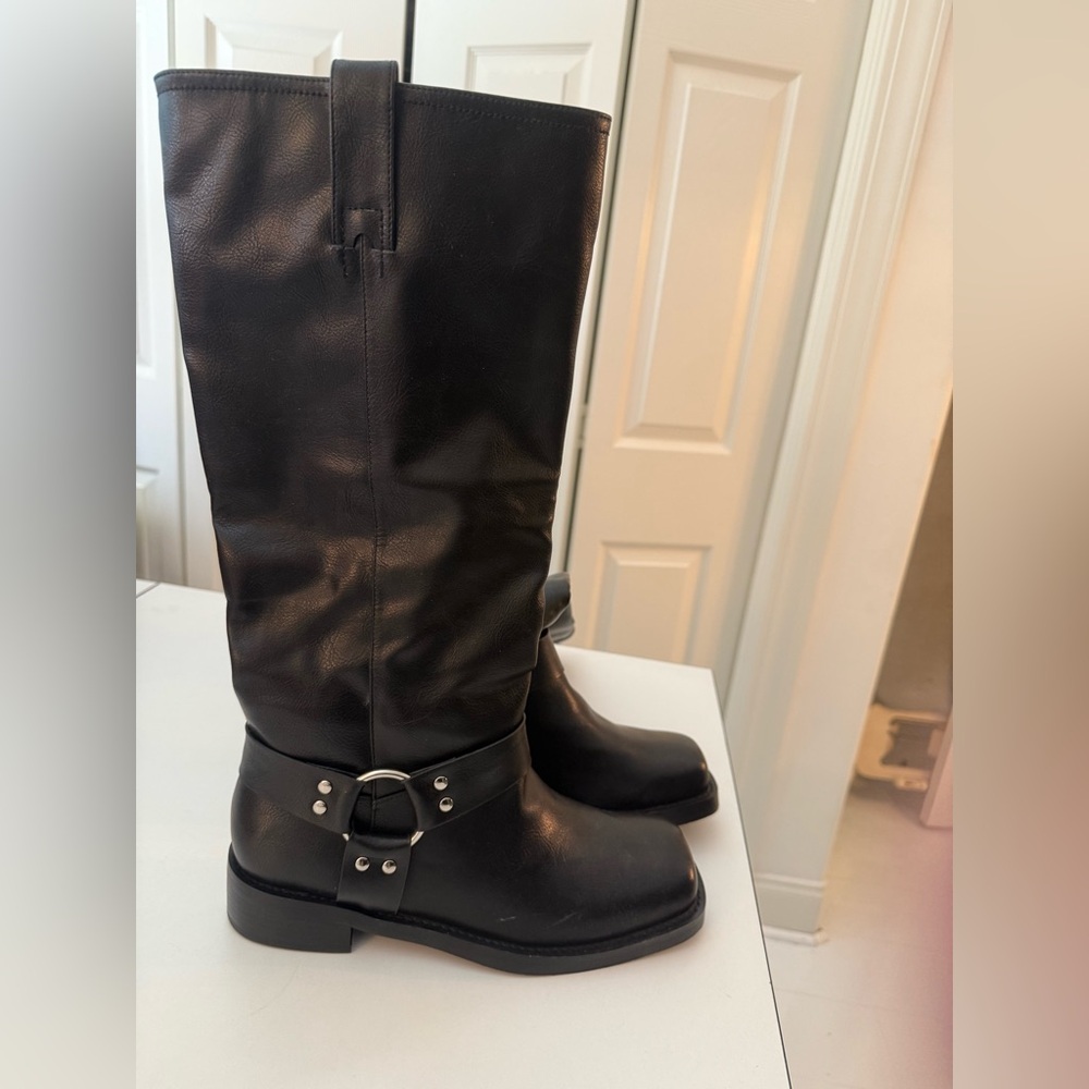 Black boots motorcycle style with ring New- sz9
